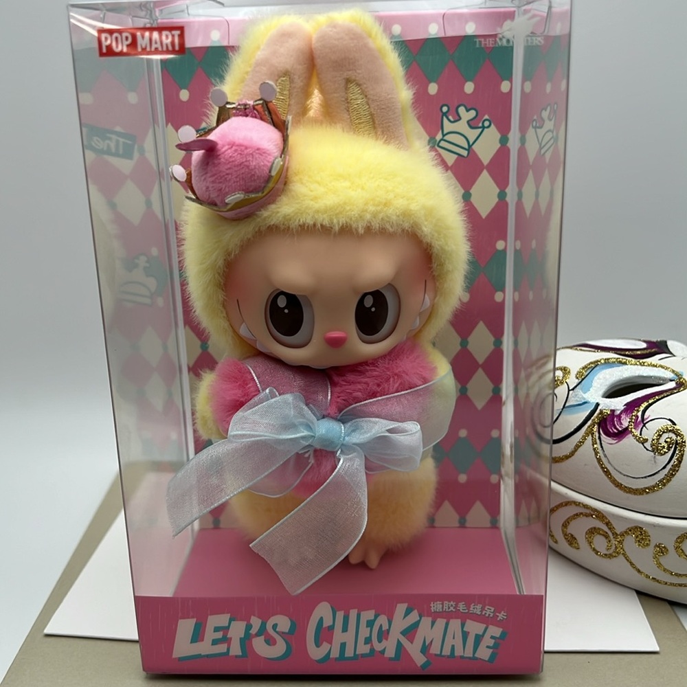 THE MONSTERS Let's Checkmate Series-Vinyl Plush Hanging Card/Keychain NWOT